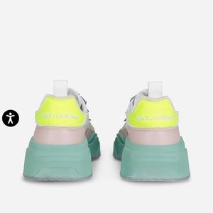 Nylon upper
Branded heel cup Pull-tab on the back
Tubular laces with drawstring